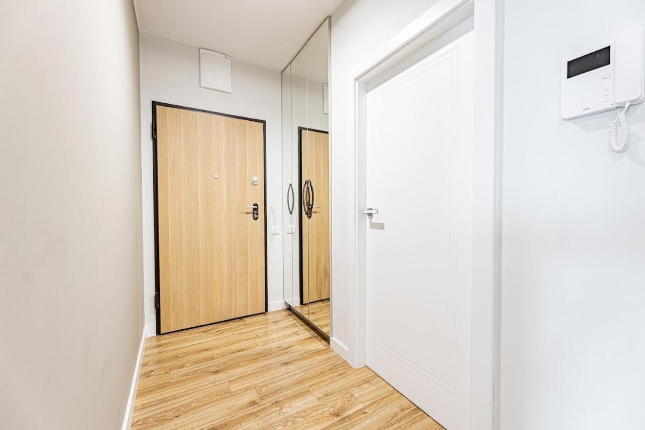 Fajny Apartament Z Parkingiem, Obok Metra. Warsaw Ngoại thất bức ảnh